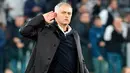 Manajer Manchester United, Jose Mourinho melakukan selebrasi kontroversi ke arah pendukung Juventus beberapa saat setelah Matchday 4 Grup H Liga Champions di Allianz Stadium, Rabu (7/11). MU mengalahkan Juventus 1-2. (Alessandro Di Marco/ANSA via AP)