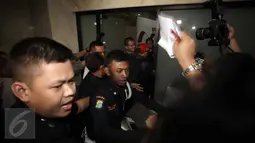 Keributan terjadi saat rekan pengacara dari OCK and Associate mencoba menghalangi peliputan para wartawan yang hendak mengambil gambar salah seorang pengacara terduga pemberi suap, di Gedung KPK, Jakarta, (Liputan6.com/Helmi Afandi)