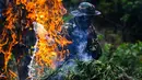 Prajurit Tentara Indonesia  Angkatan Darat memusnahkan tanaman ganja selama selama penggerebekan ladang ganja di Indrapuri, provinsi Aceh, Sabtu (06/07/2026). (AFP/ Chaideer Mahyuddin)