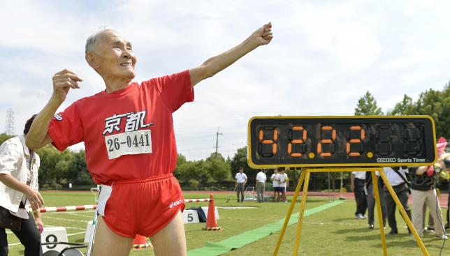 Kakek Miyazaki menirukan selebrasi seperti Usain Bolt | Photo: Copyright metro.co.uk