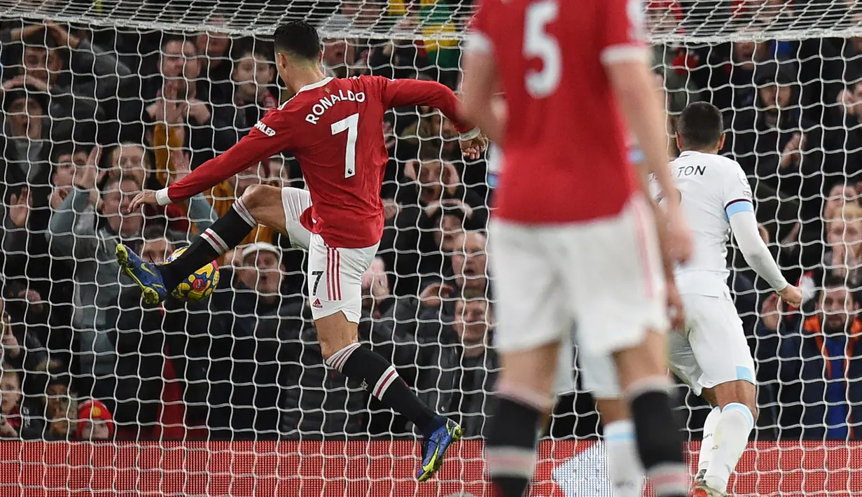 Manchester United semakin menjauh di menit ke-35. Cristiano Ronaldo berhasil membubuhkan namanya di papan skor. (AFP/Oli Scarff)