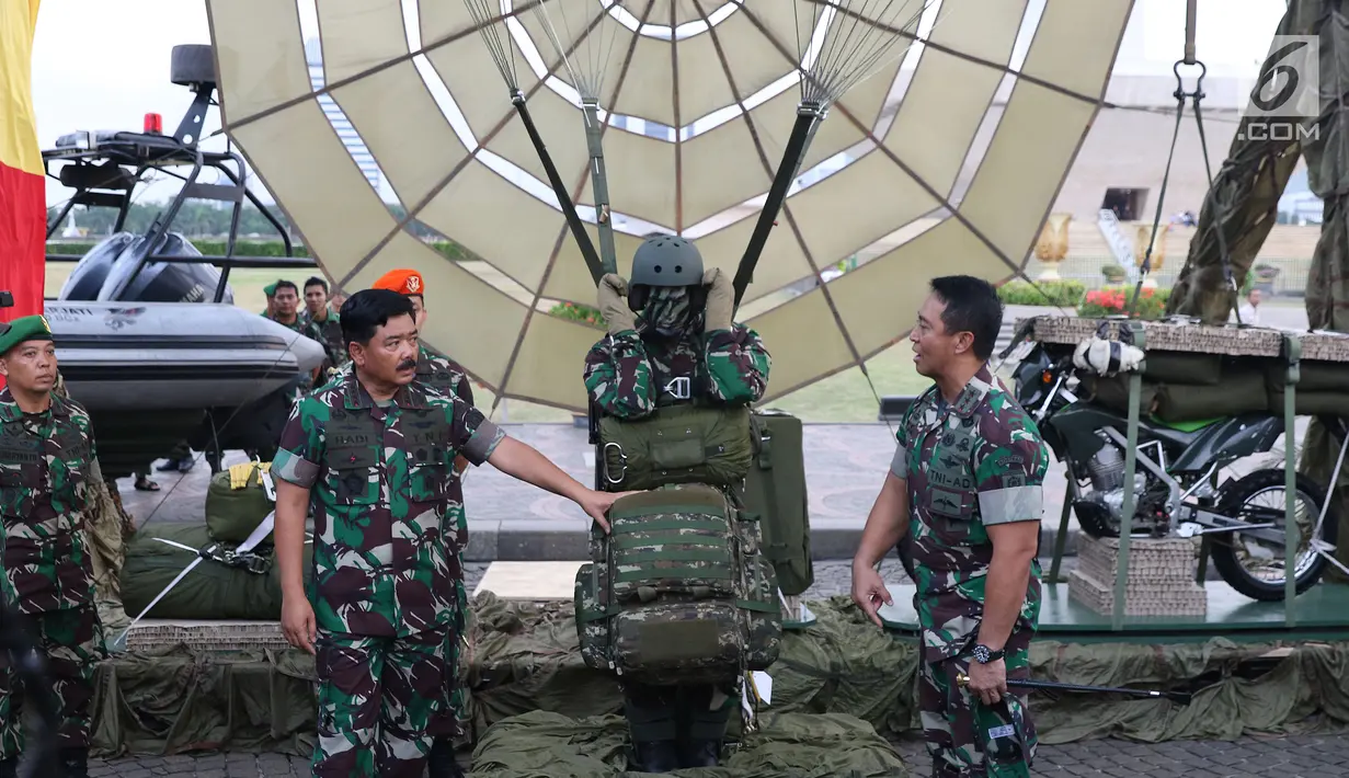 Panglima TNI, Marsekal TNI Hadi Tjahjanto saat meninjau material pasukan pada pameran Alat Utama Sistem Persenjataan TNI di Kawasan Monas, Jakarta, Kamis (27/9). Pameran ini bagian perayaan HUT TNI ke-73. (Liputan6.com/Helmi Fithriansyah)