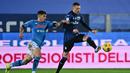 Gelandang Atalanta, Josip Ilicic (kanan) menguasai bola dibayangi bek Napoli, Giovanni Di Lorenzo dalam laga leg kedua semifinal Coppa Italia 2020/21 di The Azzurri d'Italia Stadium, Rabu (10/2/2021). Atalanta menang 3-1 atas Napoli. (AFP/Miguel Medina)