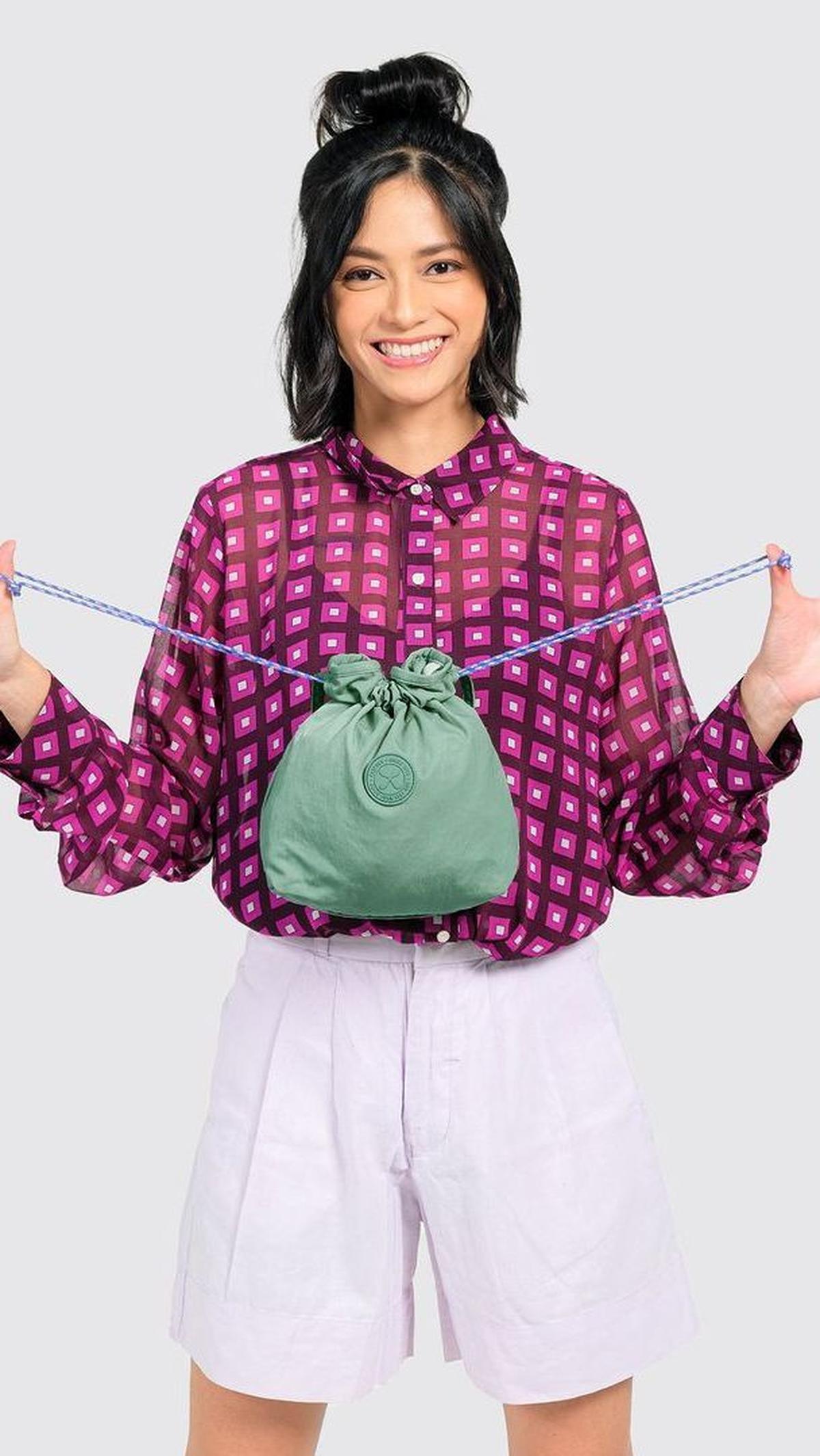 4. Carry-On Pouch dengan Pilihan Warna yang Cerah
