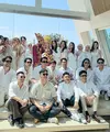Para bridesmaid hadir di pernikahan Haviza Devi dan Harris Vriza mengenakan pakaian serba putih. Sedangkan pengantin tampil dengan baju adat warna merah. [@adysky99]