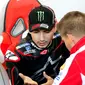 Marc Marquez, mengaku terkejut melihat performa gemilang Jorge Lorenzo saat kali pertama menggeber motor Ducati pada tes MotoGP Valencia, Selasa (15/11/2016). (EPA/Emanuel Bruque)