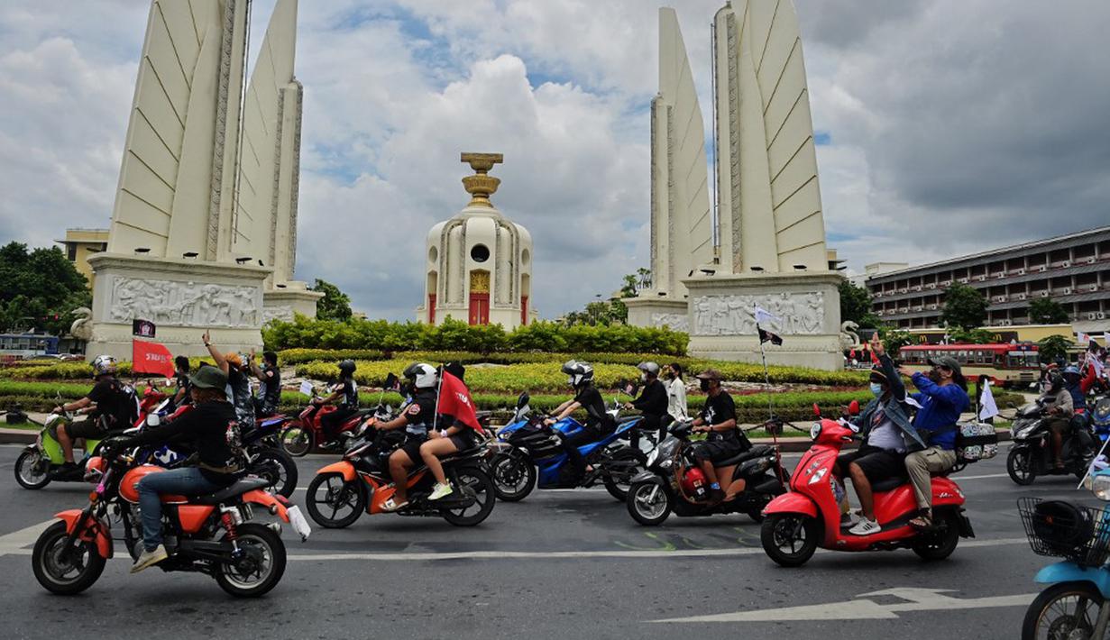Demonstran melakukan konvoi saat berunjuk rasa di Bangkok, Thailand, Jumat (10/9/2021). Demonstran mendesak Perdana Menteri Thailand Prayut Chan-O-Cha mengundurkan diri atas penanganan pemerintah terhadap COVID-19 dan pembebasan tahanan politik. (LILLIAN SUWANRUMPHA/AFP)