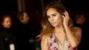 Model dan aktris, Suki Waterhouse tampil percaya diri saat menghadiri premier film "Pride and Prejudice dan Zombie" di Leicester Square, London, Senin (1/2/2016). (REUTERS/Stefan Wermuth)