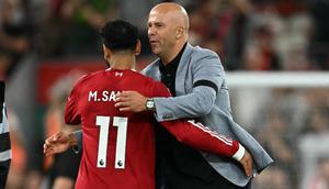 Pelatih Liverpool asal Belanda, Arne Slot, memeluk striker Mesir nomor punggung 11, Mohamed Salah, setelah pertandingan Premier League Inggris antara Liverpool dan Bournemouth di Anfield, Liverpool, Inggris barat laut, pada 15 Agustus 2025. Liverpool menang dengan skor 4-2. (Paul ELLIS/AFP)