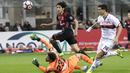 Gelandang AC Milan, Matias Fernandez, mencetak gol ke gawang kiper Genoa, Eugenio Lamanna. Gol Matias Fernandes menjadi gol satu-satunya dalam pertandingan tersebut. (AP/Antonio Calanni)