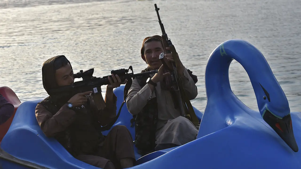 Bawa Senjata, Pasukan Taliban Main Perahu Bebek di Danau Qargha