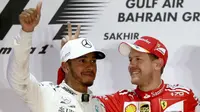 Pebalap Mercedes, Lewis Hamilton, finis kedua di belakang Sebastian Vettel (Ferrari) pada balapan F1 GP Bahrain di Sirkuit Internasional Bahrain, Sakhir, Bahrain, 16 April 2017. (Bola.com/Twitter/BBCSport)