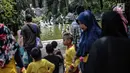 Sejumlah anak TK melihat burung pelikan di Taman Marga Satwa Ragunan, Jakarta, Kamis (13/12). Kegiatan tersebut juga untuk memberikan wawasan kepada anak-anak betapa pentingnya mencintai satwa. (Liputan6.com/Faizal Fanani)