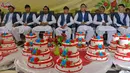 Para pengantin pria duduk dalam aula pernikahan saat mereka menunggu dimulainya upacara pernikahan massal di Kabul, Afghanistan, 13 Juni 2022. Puluhan wanita Afghanistan yang disembunyikan dalam selendang hijau tebal dinikahkan dalam pernikahan massal yang ketat di Kabul. (Sahel ARMAN/AFP)