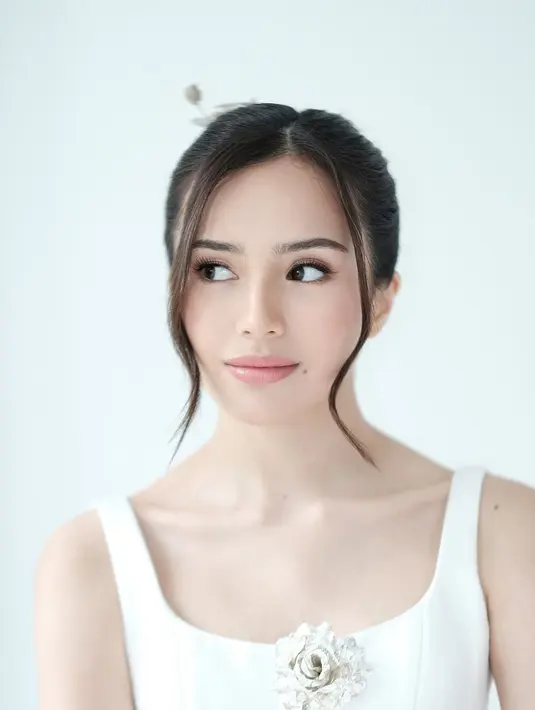 Riasan mata yang lebih bright dengan arsiran alis natural bikin Beby Tsabina terlihat cantik alami. [@bebytsabina]