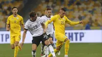 Leon Goretzka dari Jerman dan Oleksandr Zubkov dari Ukraina menantang bola selama pertandingan sepak bola UEFA Nations League antara Ukraina dan Jerman di Stadion Olimpiyskiy di Kyiv, Ukraina, Sabtu, 10 Oktober 2020. (Foto AP / Efrem Lukatsky)