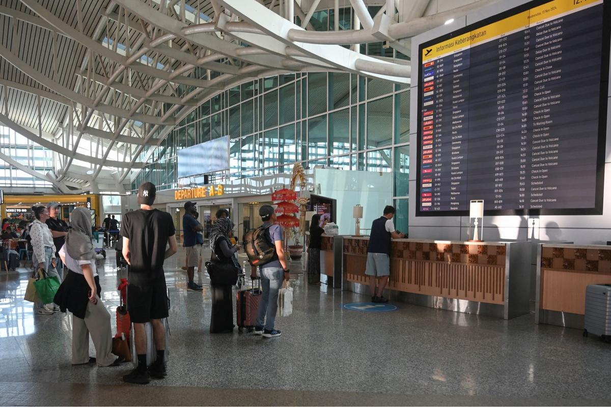 Suasana Bandara Ngurah Rai terdampak letusan Gunung Lewotobi Laki-Laki