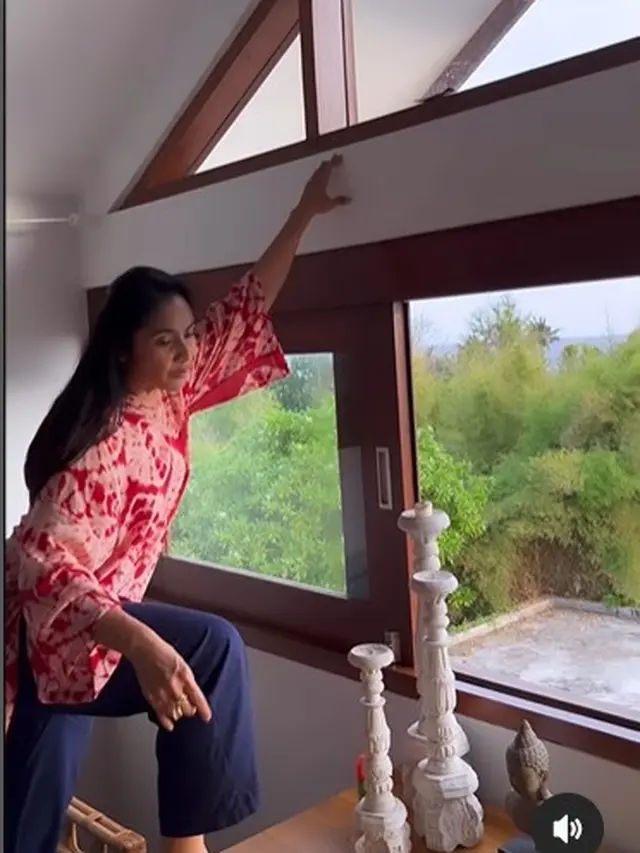 Maudy Koesnaedi selamatkan burung kecil (Instagram/maudykoesnaedi)