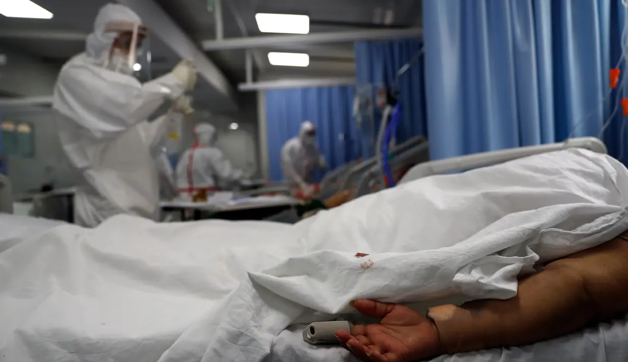 Seorang pasien COVID-19 berbaring telungkup saat perawat menyiapkan suntikan di ICU Rumah Sakit Nasional di Itagua, Paraguay, Senin (7/9/2020).  (AP Photo/Jorge Saenz)