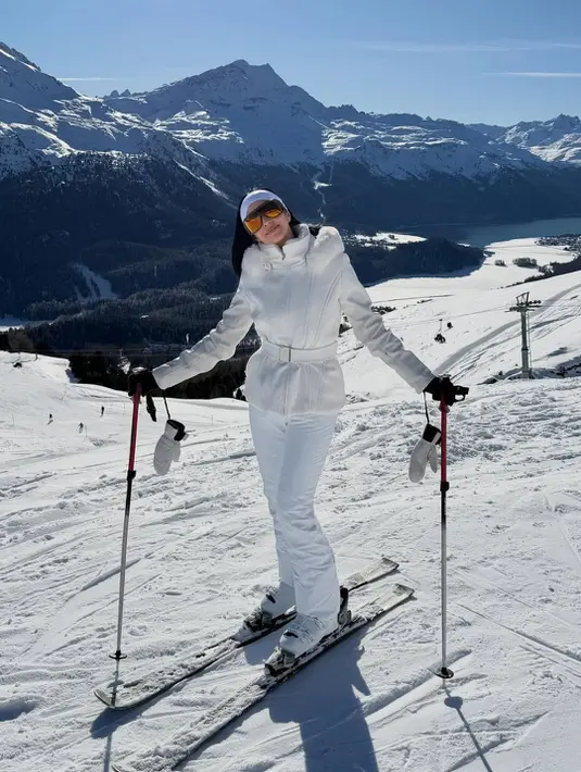 Sunglasses berukuran besar juga berhasil menambah statement gaya pada Nia Ramadhani. (Foto: Nia Ramadhani/ Instagram)