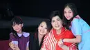 Nola juga mengunggah potret bersama kedua anaknya saat berfoto dengan Titiek Puspa yang mengenakan baju merah. Terlihat Naura pun masih kecil mengenakan dress baby blue, dan Nola tampil dengan baju hitam. [@riafinola]