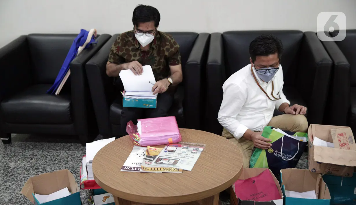 Aliansi Rakyat Gugat Pemindahan Ibu Kota Negara merapikan berkas uji materi UU IKN saat pengajuan ke Mahkamah Konstitusi, Jakarta, Jumat (1/4/2022). UU IKN dianggap mengabaikan pertimbangan yang disampaikan rakyat dan akademisi. (Liputan6.com/Faizal Fanani)