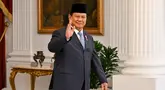 Presiden Prabowo Subianto menyapa para jurnalis sebelum menerima tamu kenegaraannya di Istana Kepresidenan Republik Indonesia, Jakarta pada Senin 21 Oktober 2024. (BAY ISMOYO/AFP)