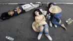 Pengunjuk rasa tidur di jalan saat aksi gerakan Bersih 4.0 di ibukota Malaysia, Kuala Lumpur, Minggu (30/8/2015). Aksi tersebut menuntut pengunduran diri PM Malaysia Najib Razak terkait tuduhan korupsi. (REUTERS/Olivia Harris)