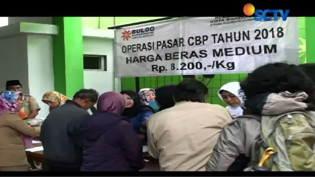 Warga antre untuk mendapatkan beras murah seharga 8.200/kilogram di halaman Kantor Kecamatan Andir, Kota Bandung Jawa Barat.