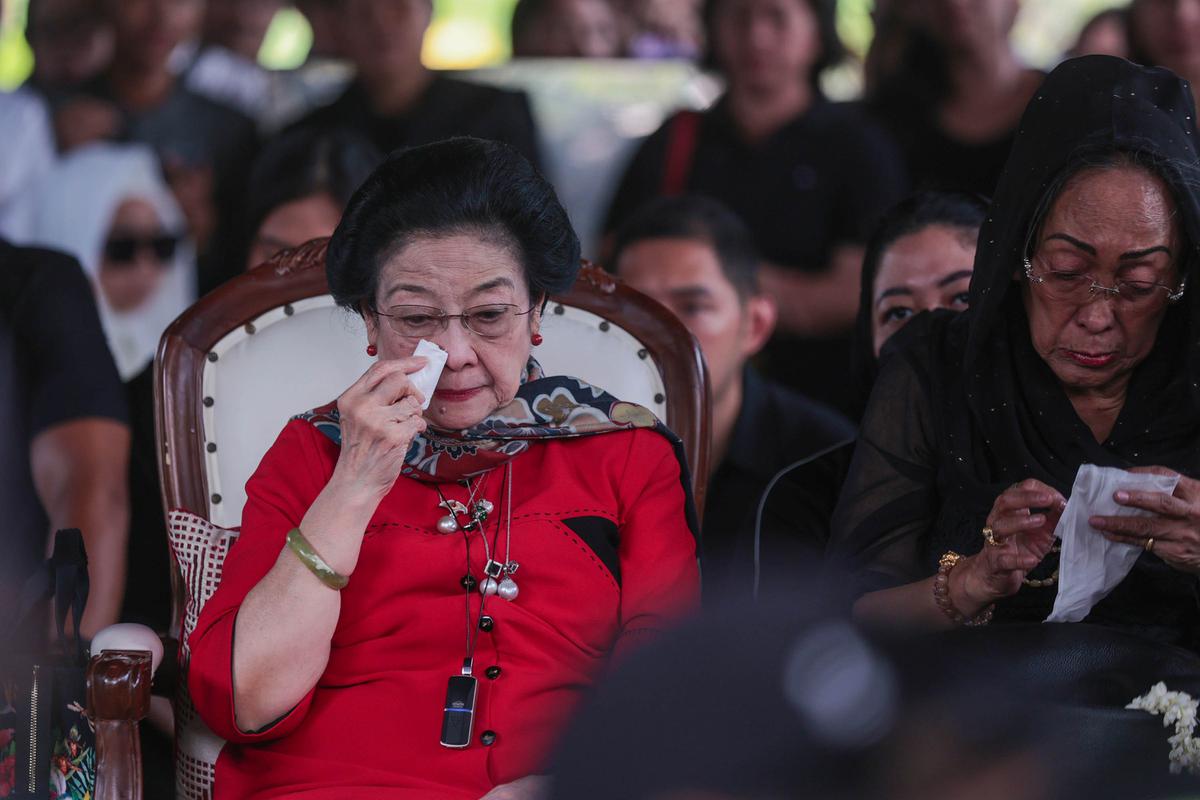Guruh Soekarnoputra Dimakamkan di Samping Pusara Fatmawati