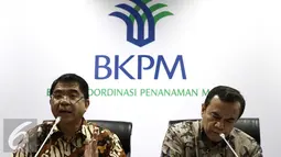 Kepala BKPM, Franky Sibarani (kiri) bersama dengan Deputi Dalaks, Azhar Lubis memberikan keterangan terkait strategi kejar target investasi 2016, Jakarta, Jumat (8/1). BKPM Menargetkan Rp 594,8 triliun untuk investasi di 2016. (Liputan6.com/Angga Yuniar)