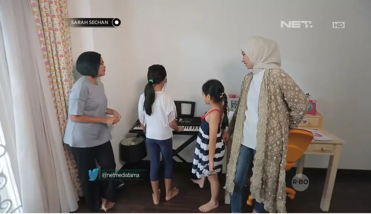 Sama dengan kamar Savannah, kamar Diarra Anissa Radini juga didominasi dengan warna putih dan coklat pada lantai. Putri Alya dan Faiz Ramzy Rachbini itu tampak menunjukkan kepiawaiannya bermain piano. [Youtube/NET FAMILY]