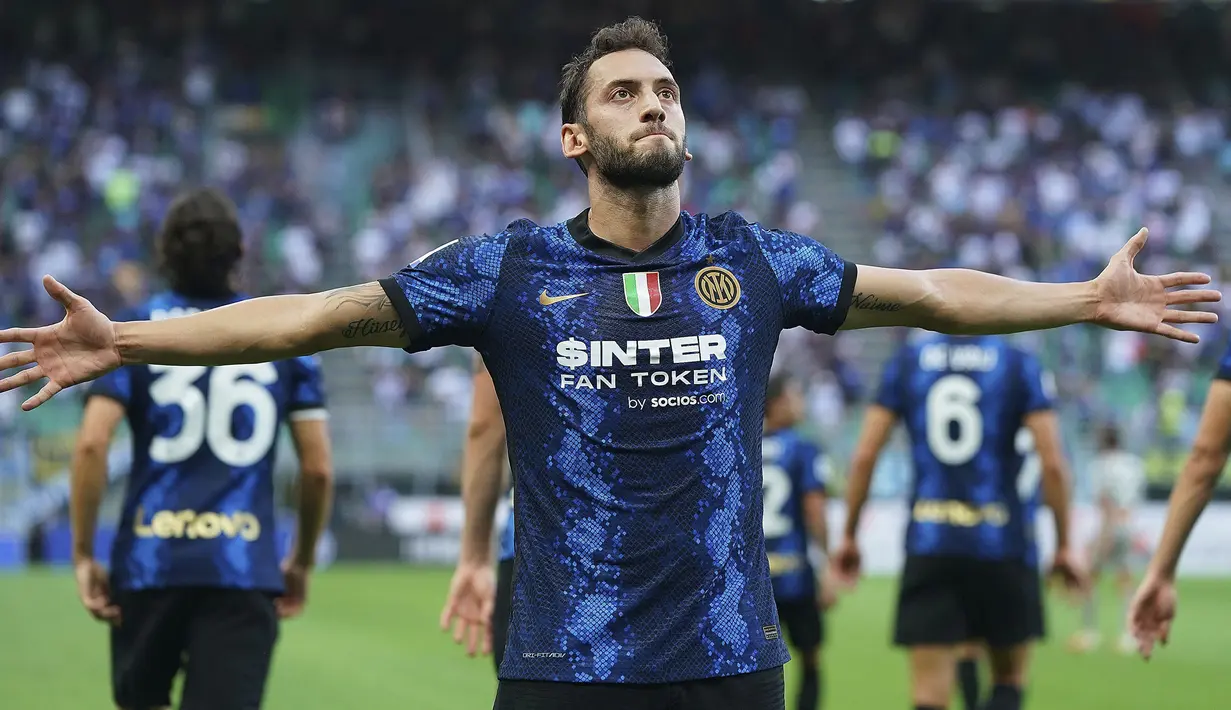 Anak asuh Simone Inzaghi semakin di atas angin setelah unggul satu gol. Pada menit ke-14, mereka mampu gandakan keunggulan lewat Hakan Calhanoglu. Tendangan kerasnya dari luar kotak pinalti berhasil merobek gawang Genoa. Keunggulan Inter bertahan hingga waktu turun minum. (Foto: AFP/Antonio Calanni)