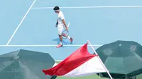 Petenis Indonesia David Agung Susanto berjalan gontai usai kalah dari petenis Filipina, Alberto Lim pada Piala Davis 2018 grup dua Asia/Oceania di Senayan, Jakarta, Sabtu (4/2/2018). Alberto menang 6-3, 6-4. (Bola.com/Nick Hanoatubun)