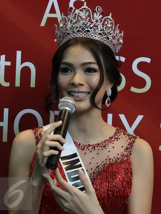 Kezia Warouw berhasil mengukir prestasi saat mengikuti ajang Miss Universe 2016 yang digelar di Manila, Jakarta, Selasa (7/2). Kezia Warouw menyabet gelar Best National Costume. (Liputan6.com/Herman Zakharia) 