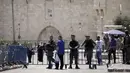 Tidak hanya di Masjid AL-Aqsa, petugas polisi Israel juga melakukan penjagaan ketat di luar gerbang Damaskus di Kota Tua Yerusalem, Sabtu (15/7). Umat muslim Palestina diperbolehkan melakukan ibadah asal tetap dalam penjagaan petugas. (AP/Mahmoud Illean)