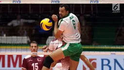 Pemain Timnas voli putra Arab Saudi, Hesham Azouz Asaad gagal menahan smes pemain Qatar pada Kejuaraan Voli Asia 2017 ke-16 di GOR Tri Dharma, Gresik, Selasa (25/7). Qatar unggul tiga set langsung 25-23, 25-21, 25-21. (Liputan6.com/Helmi Fithriansyah)