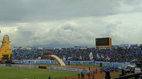 Spanduk selamat datang untuk Presiden Jokowi terpasang di tribune yang ditempati bobotoh Persib Bandung di Stadion Si Jalak Harupat, Sabtu (2/3/2019). (Bola.com/Muhammad Adiyaksa)