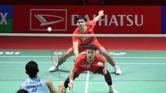 Pasangan Leo Rolly Carnando/Daniel Marthin menjadi satu-satunya wakil Indonesia yang tersisa di partai final Daihatsu Indonesia Masters 2024 yang akan digelar Minggu (28/1/2024). Kepastian itu didapat setelah The Babies mampu memenangkan laga semifinal menghadapi sesama wakil Indonesia, Fajar Alfian/Muhammad Rian Ardianto yang diunggulkan di tempat ketiga dengan rubber game, 19-21, 21-14 dan 21-17 di Istora Senayan, Jakarta, Sabtu (27/1/2024). Dalam laga yang berlangsung lebih dari sejam tersebut, The Babies sukses melakukan comeback setelah kalah pada game pertama. Di laga final, pasangan berperingkat 11 BWF tersebut akan menantang unggulan kedua asal Denmark, Kim Astrup/Anders Skaarup Rasmussen. (Bola.com/Pradipta Rama)