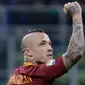 Gelandang AS Roma, Radja Nainggolan melakukan selebrasi usai mencetak gol ke gawang Inter Milan pada lanjutan Liga Italia Serie A di Stadion Giuseppe Meazza, Milan (27/2). Nainggolan mencetak dua gol di pertandingan ini. (AP Photo/Luca Bruno)