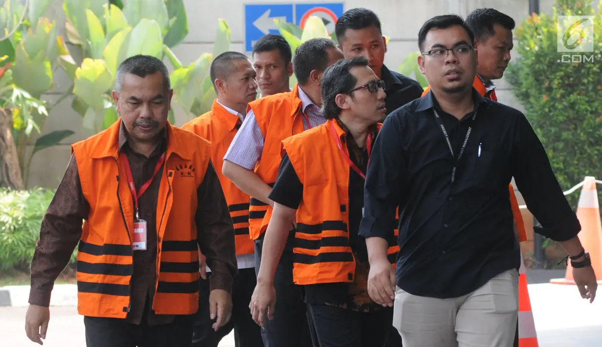 Petugas mengawal para tersangka dari berbagai kasus berjalan saat tiba untuk menjalani pemeriksaan lanjutan oleh penyidik di gedung KPK, Jakarta, Rabu (17/7). Mereka terjerat kasus korupsi. (Merdeka.com/Dwi Narwoko)