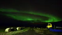 Aurora borealis, juga dikenal sebagai Cahaya Utara terlihat di atas lahan pertanian dekat air terjun Godafoss di Thingeyjarsveit, Islandia, 14 Oktober 2018. Seperti halnya pelangi, Aurora Borealis memiliki gradasi warna yang beragam . (Mariana SUAREZ/AFP)