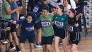Selebritas Indonesia, Cinta Laura (kedua kanan) melakukan selebrasi bersama timnya (kiri ke kanan) Bastian Steel, Raditya Dika, dan Aqeela Calista setelah memenangkan lomba lari estafet 400 meter nomor campuran Turnamen Olahraga Selebriti Indonesia (TOSI) di GOR UNJ, Rawamangun, Jakarta, Minggu (30/07/2023). Mereka berhasil finis dengan catatan waktu 1 menit 0,59 detik. (Bola.com/Bagaskara Lazuardi)
