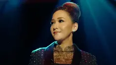 Maia Estianty tampak mengenakan blazer hitam yang dipadukan dengan pemakaian inner dengan motif broklat. Wanita kelahiran Surabaya ini juga makin memesona dengan gaya rambut updo.(Liputan6.com/IG/@maiaestiantyreal)