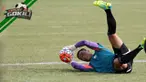 Video replay kala kiper Persipura, Yoo Jae Hoon hentikan tendangan geledek Vendry Mofu.
