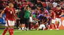 Di menit pertama babak perpanjangan waktu, Timnas Indonesia unggul 3-2 melalui gol bunuh diri Shawal Anuar yang mendapat tekanan dari Irfan Jaya di pojok kanan gawang Singapura. (AFP/Roslan Rahman)