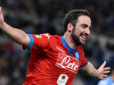 Ekspresi Gonzalo Higuain setelah mencetak gol pertama Napoli ke gawang Lazio dalam lanjutan Serie A Italia di Stadion Olimpico, Roma, Kamis (4/2/2016) dini hari WIB. (EPA/Ettore Ferrari) 
