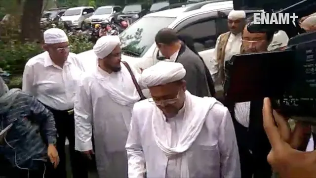 Rhizieq Shihab memenuhi panggilan untuk menjadi saksi di sidang Ahok. Saat tiba di lokasi, Rhizieq langsung masuk tanpa mengeluarkan komentar