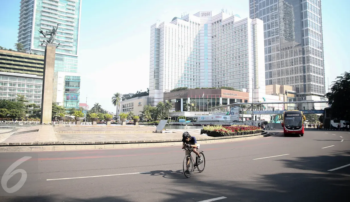 Seorang pria bersepeda saat Car Free Day di Kawasan Bunderan HI, Jakarta, Minggu (12/6/2016). ). Hari Minggu pertama di bulan Ramadan tampak sepi dibandingkan dengan hari Minggu pada umumnya. (Liputan6.com/Faizal Fanani)