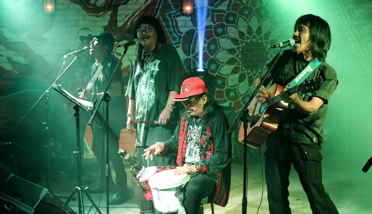 "Enggak (keberatan) sama sekali, justru malah, wah bisa diginiin. Saya kan nulisnya buat generasi milenial, nah ini buat opa-opa," ujar Kunto Aji sembari tertawa di Poins Square, Lebak Bulus, Jakarta Selatan, Rabu (15/3). (Adrian Putra/Bintang.com)